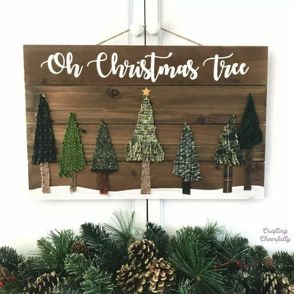 31 DIY Christmas Sign Ideas That Look Professionally Made Use Your Fabric Scraps