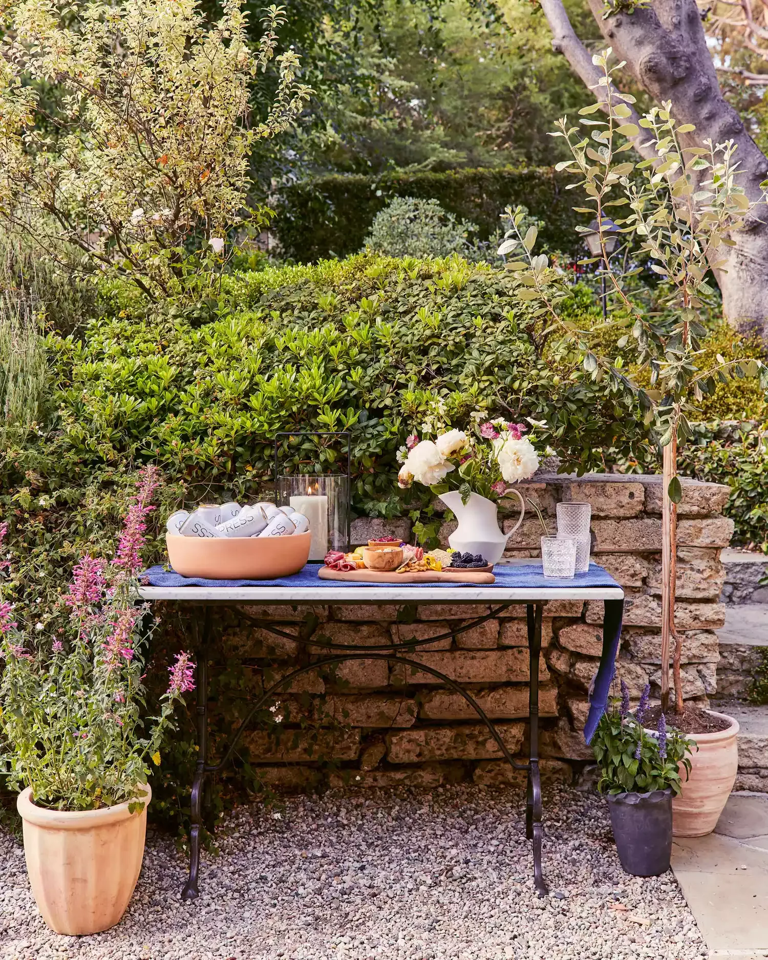 60 Garden Decor Ideas That Transform Your Outdoor Space Use a Serving Table