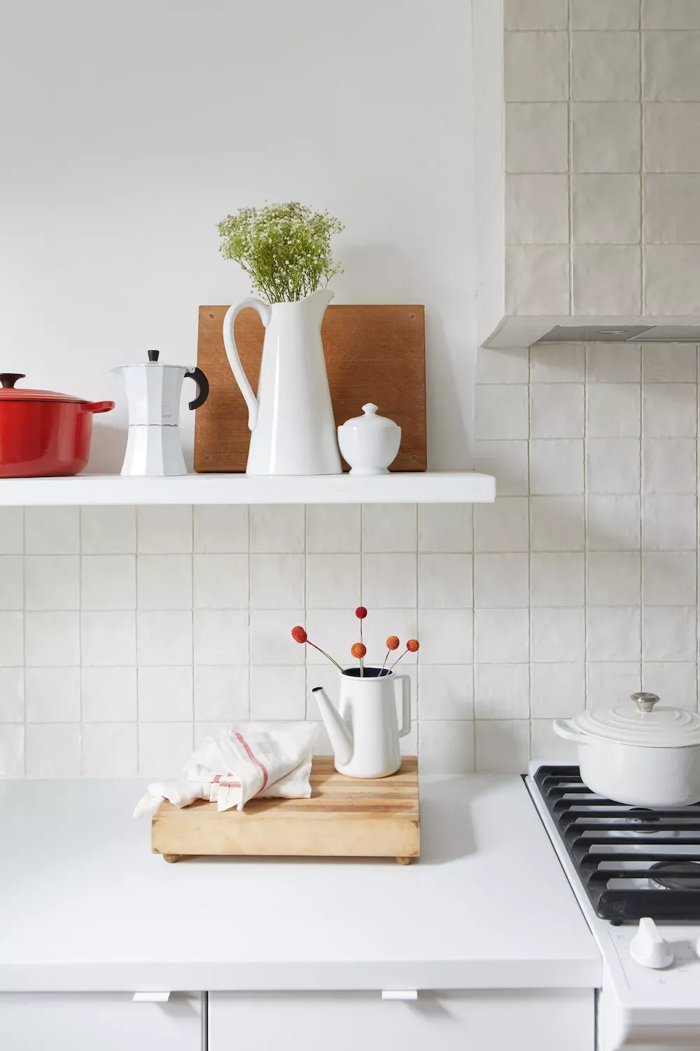 45 Shelf Styling Ideas That'll Transform Your Space Like a Design Pro 31 Use a Single Color Accent