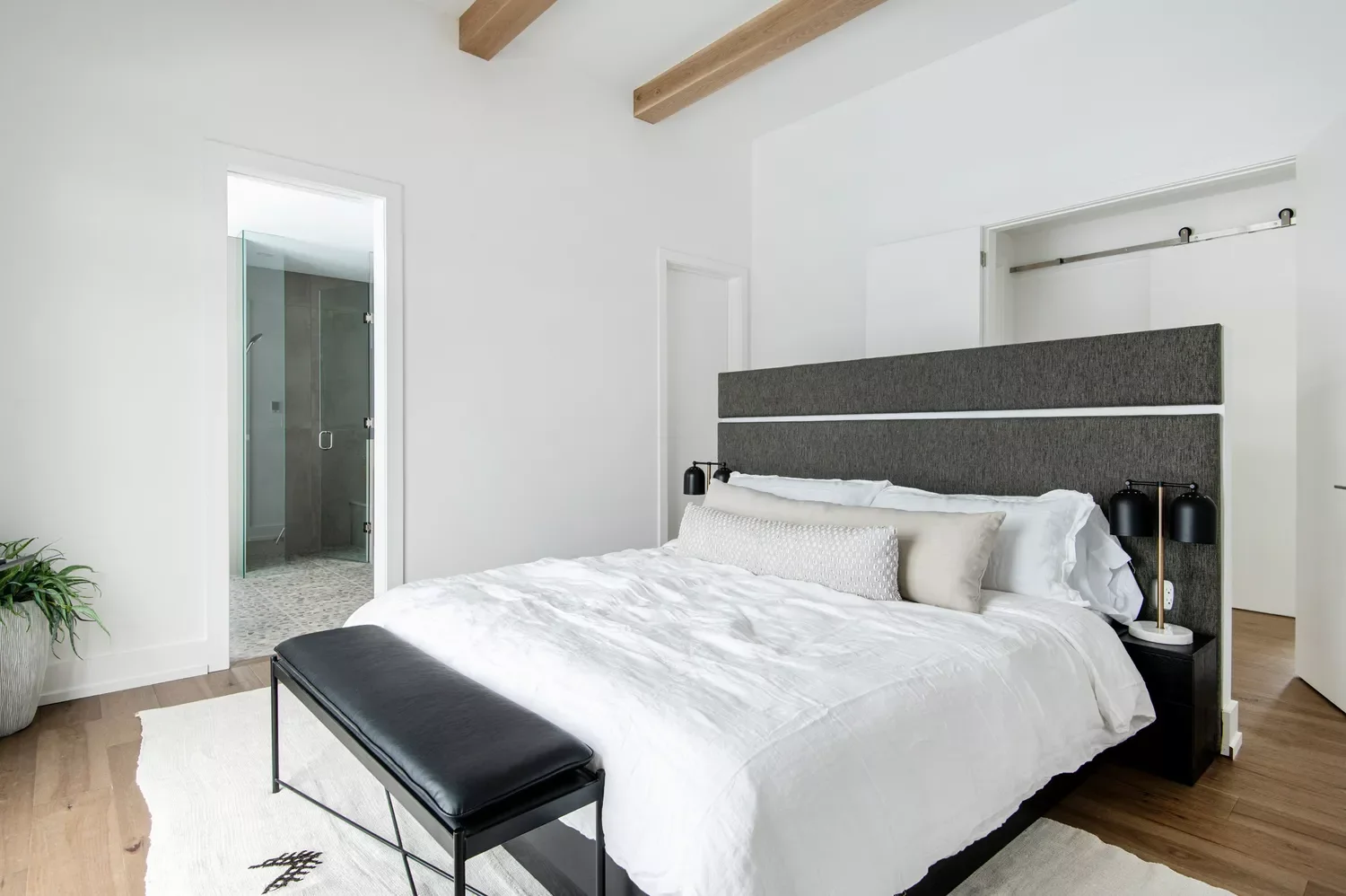 53 Stunning Walk-In Shower Ideas for Modern, Accessible Bathrooms 9 Use a Streamlined Design