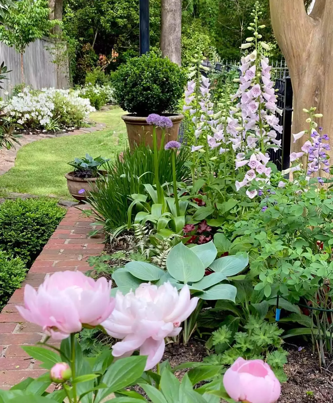 37 Stunning Flower Bed Designs That Will Transform Your Garden Use the Same Color in Different Shades
