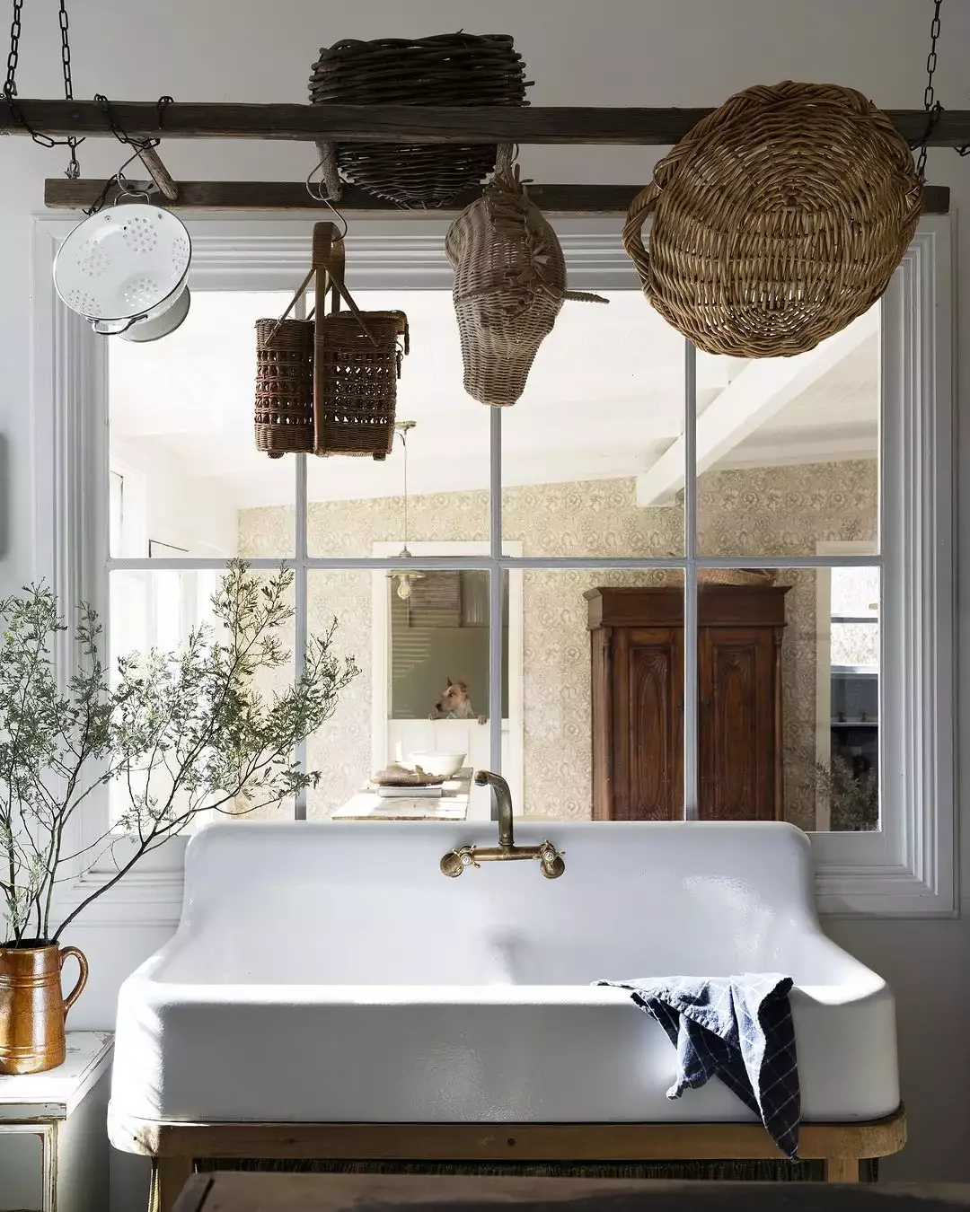 68 Charming Farmhouse Kitchen Ideas That Never Go Out of Style Using the Space Above the Sink