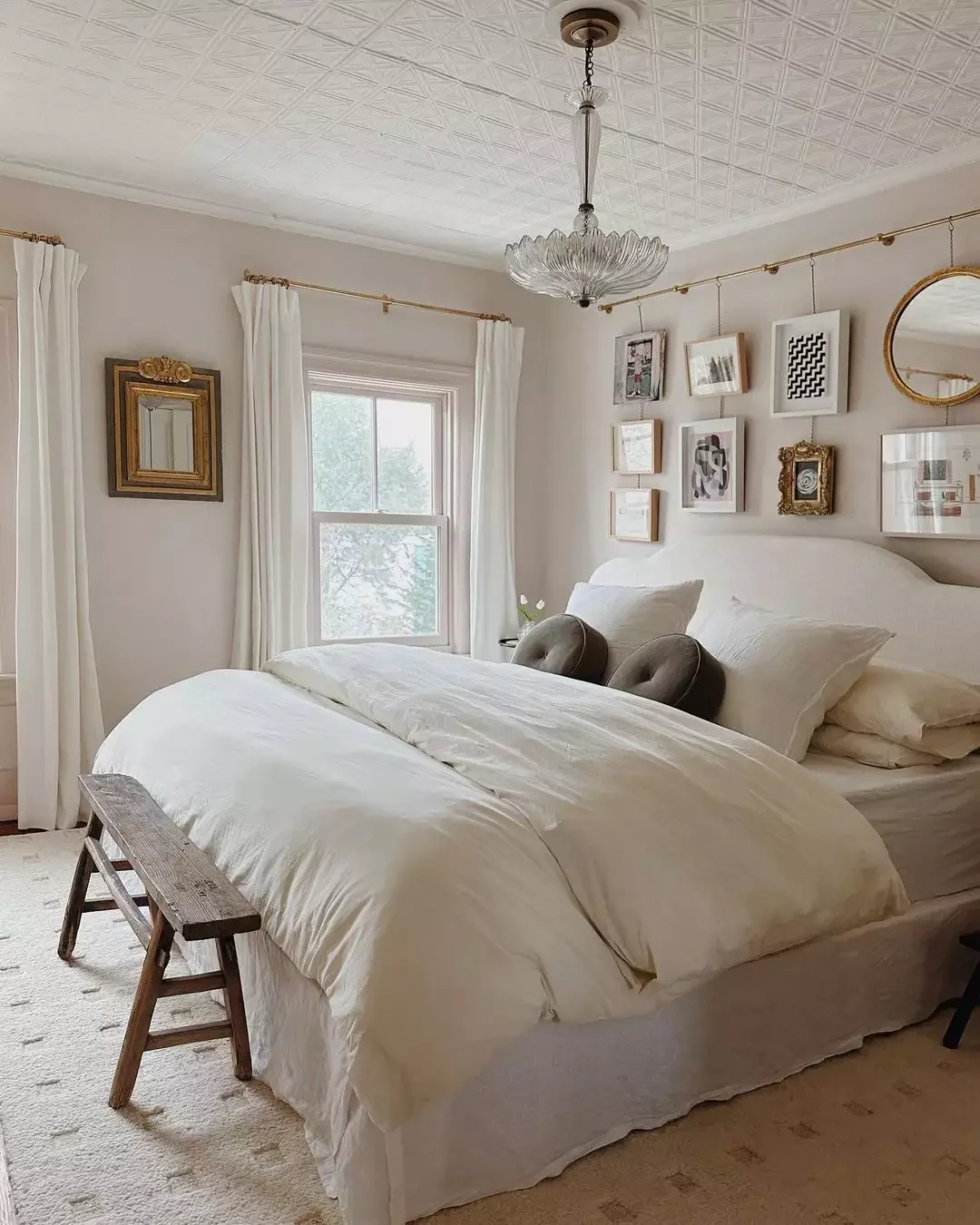30 Cozy Bedding Ideas to Transform Your Bedroom Into a Dreamy Retreat 29 Vary Pillow Shapes