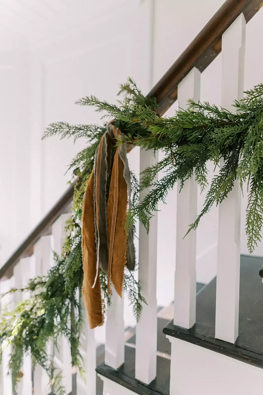 61 Stunning DIY Christmas Garland Ideas to Transform Your Holiday Decor 50 Velvet Ribbon Garland