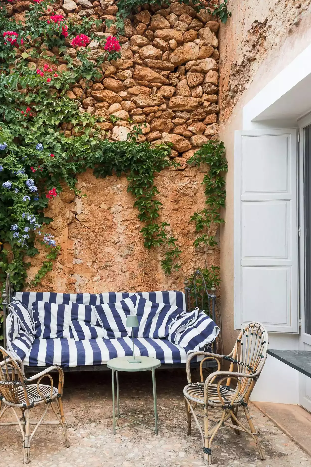 27 Stunning Flower Garden Designs to Transform Your Outdoor Space Vertical Flower Vine Garden