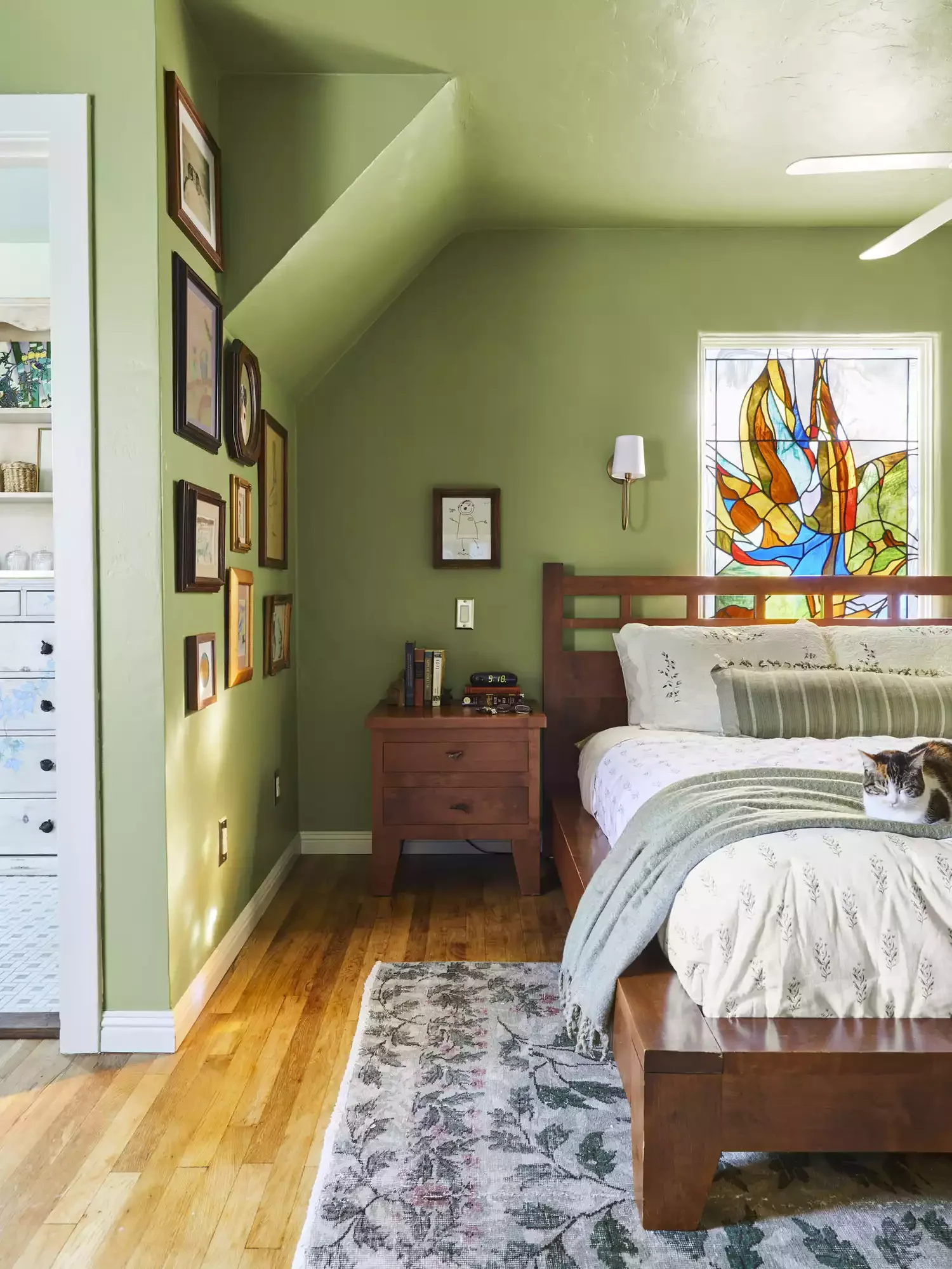 22 Rustic Bedroom Designs That Create Your Perfect Cozy Retreat 18 Vibrant Bedroom