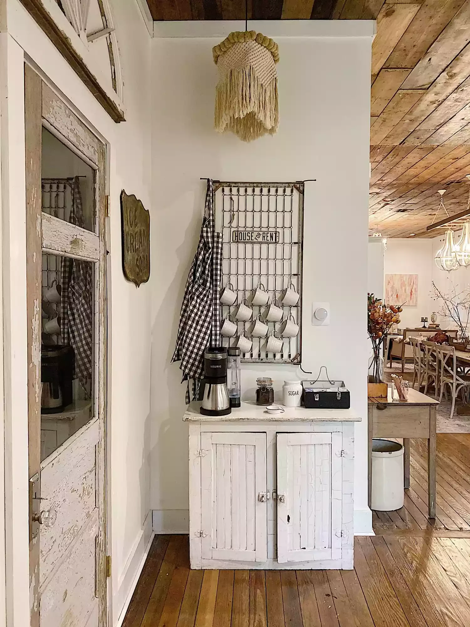 51 Cozy Farmhouse Wall Decorating Ideas That'll Transform Your Space 28 Vintage Crib Mattress Spring