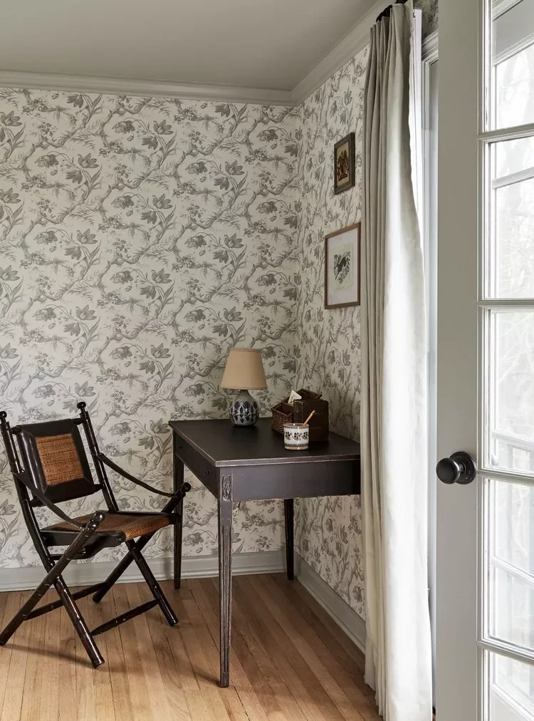 34 Bedroom Chair Ideas That'll Transform Your Space From Boring to Beautiful 9 Vintage Desk Chair