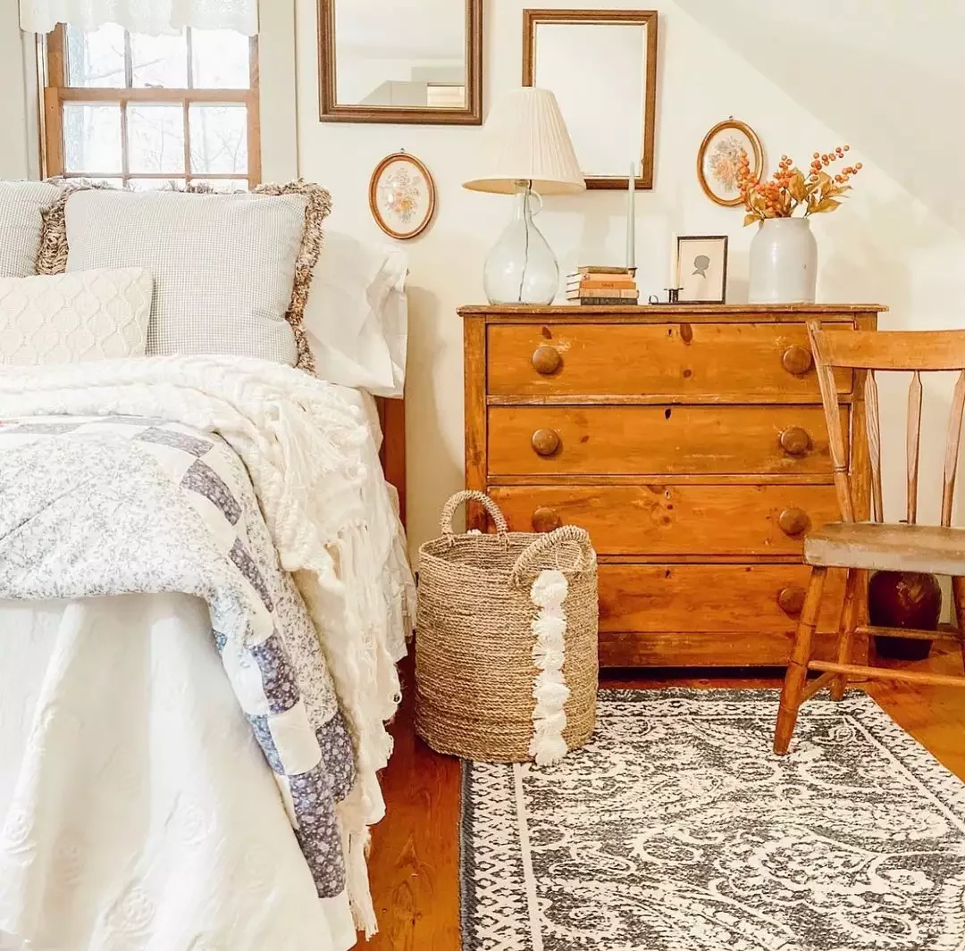 28 Brilliant Ways to Transform Your Low Sloped Ceiling Bedroom 23 Vintage Finds