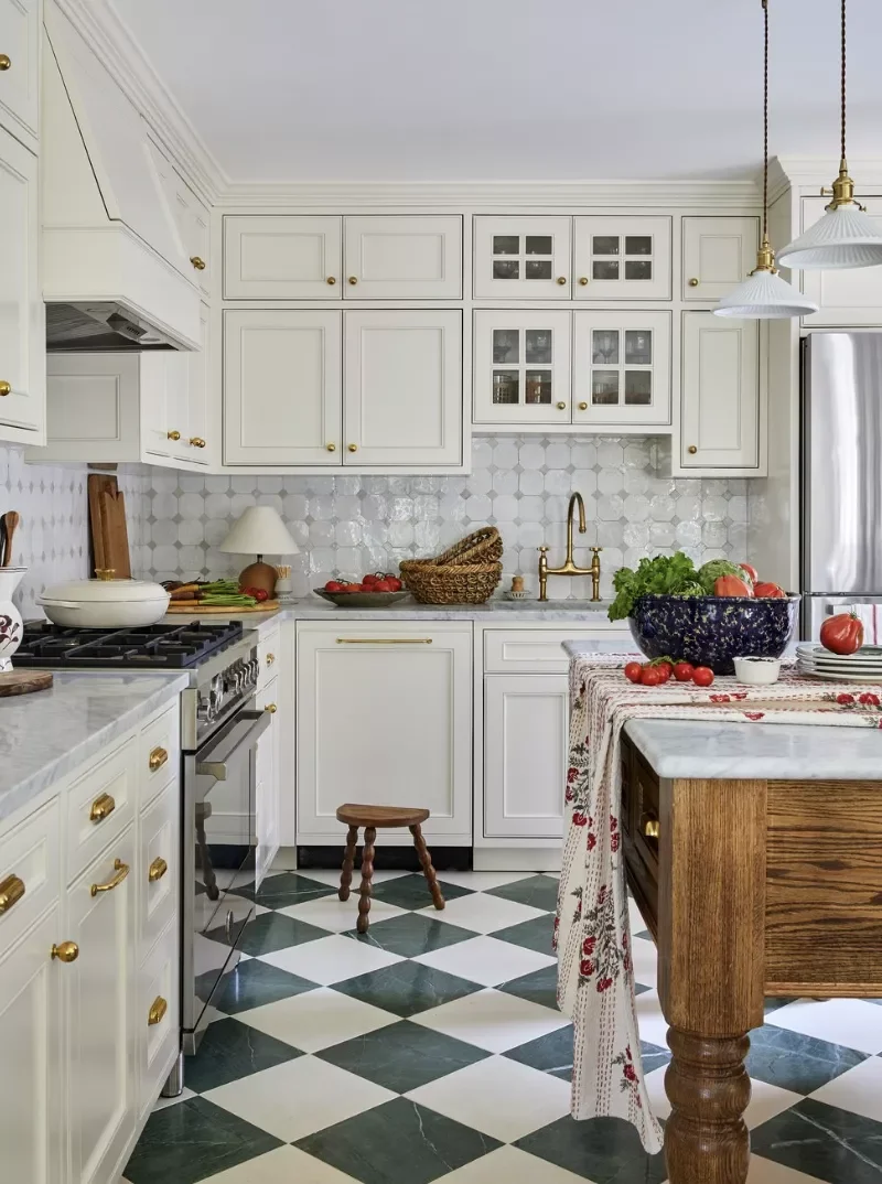 35 Stunning White and Gold Kitchen Designs for Ultimate Luxury Vintage-Inspired White and Gold Kitchen