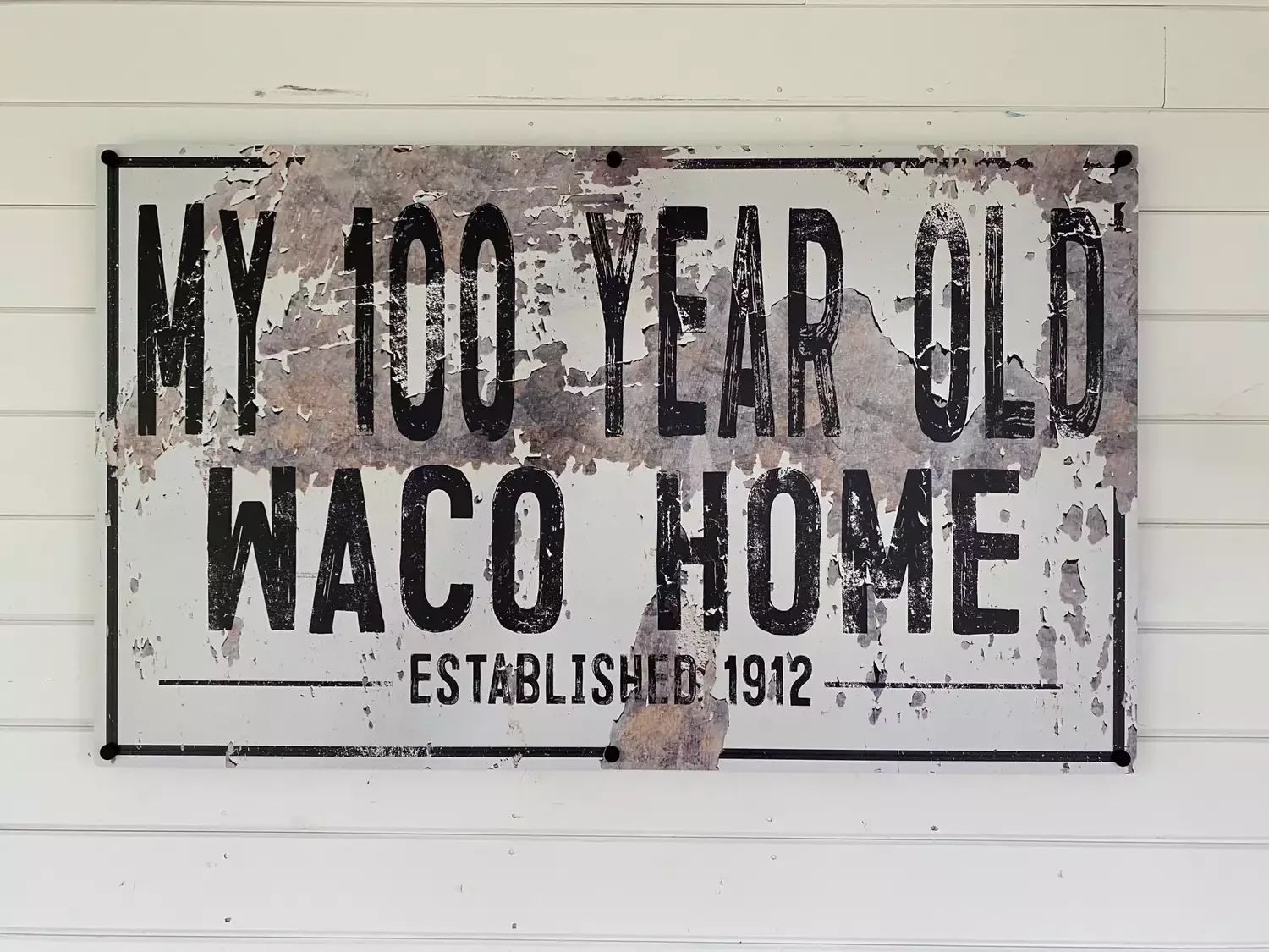 51 Cozy Farmhouse Wall Decorating Ideas That'll Transform Your Space 15 Vintage-Style Welcome Sign