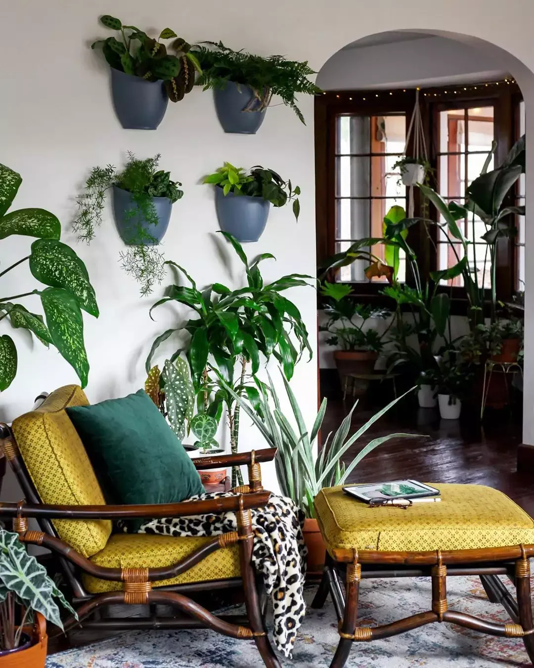 26 Stunning Plant Wall Ideas That'll Transform Your Home Into a Green Paradise 7 Wall-Mounted Planters
