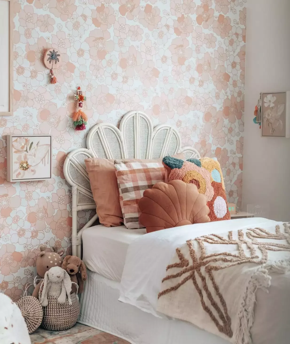 18 Adorable Bedroom Ideas Your Little Girl Will Absolutely Love 4 Wallpaper Accent Walls