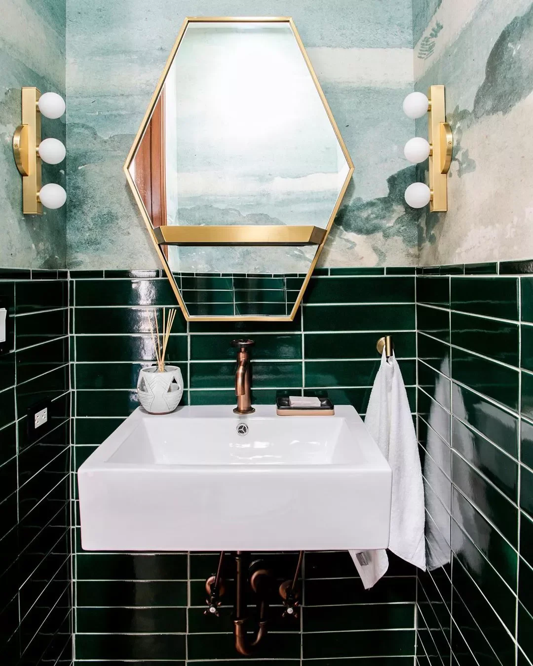 30 Stunning Green Bathroom Ideas That Bring Natural Tranquility to Your Space 6 Wallpaper and Moody Tiles