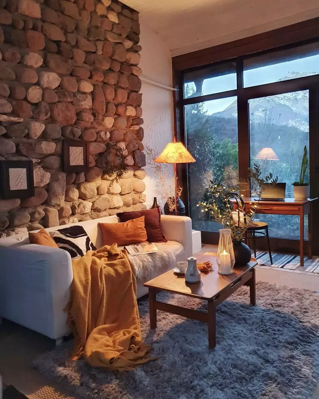 33 Autumn Living Room Ideas That'll Make Your Space Feel Incredibly Cozy 29 Warm Fall Living Room