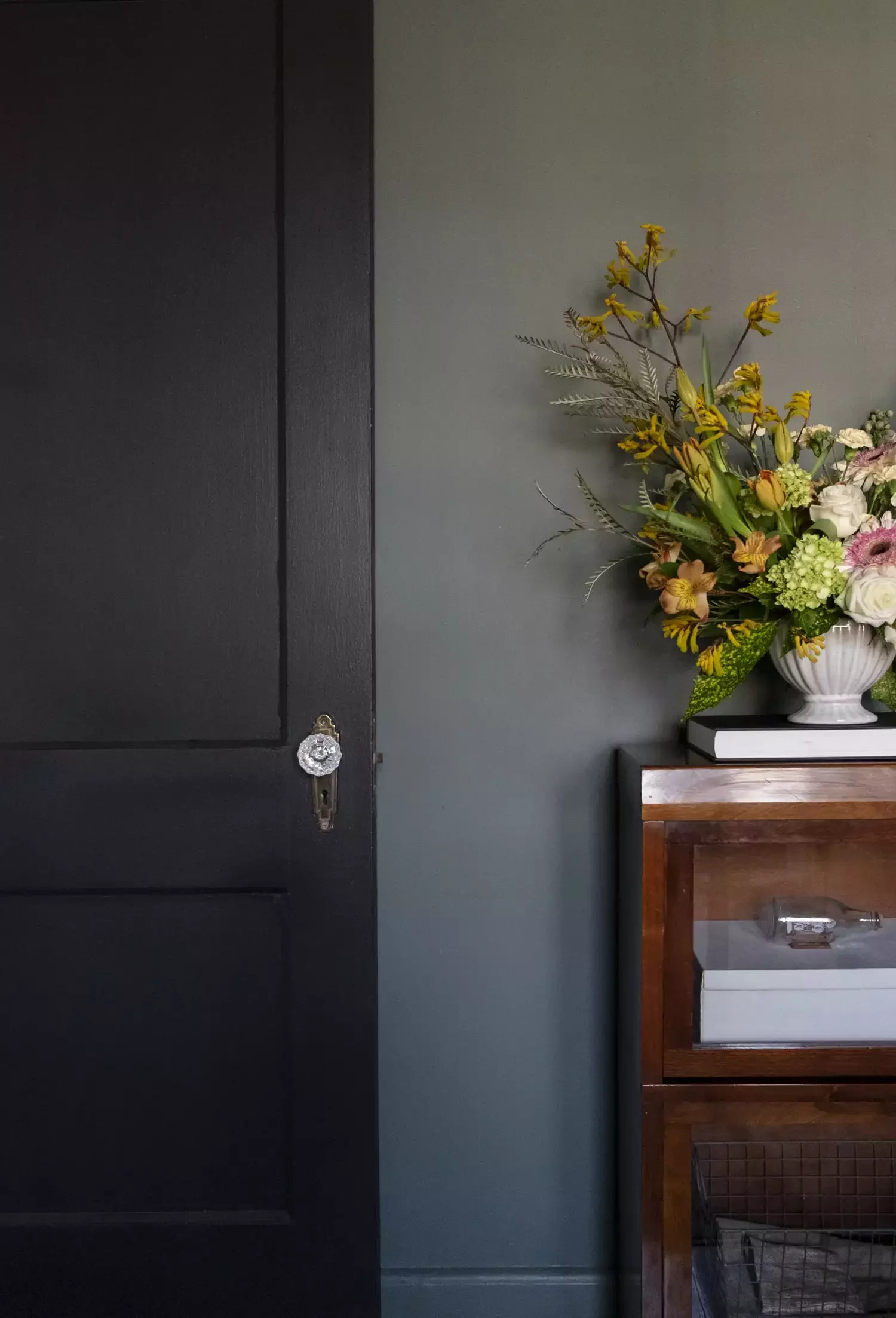 32 Stunning Green Accent Wall Ideas That'll Transform Your Space 22 Warm Green Accent Wall