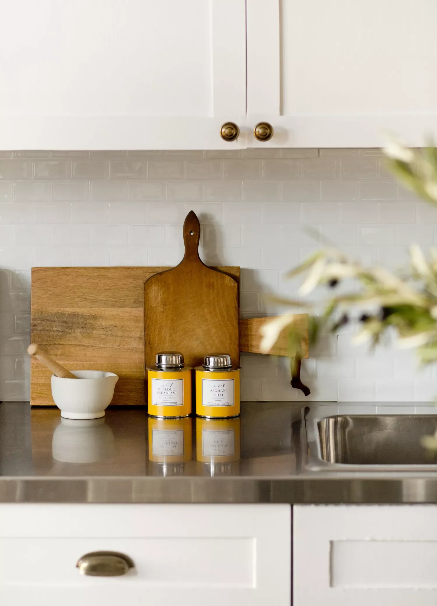 52 Creative Apartment Kitchen Ideas That Keep Your Security Deposit Safe 39 Warm Up With Wood Accents