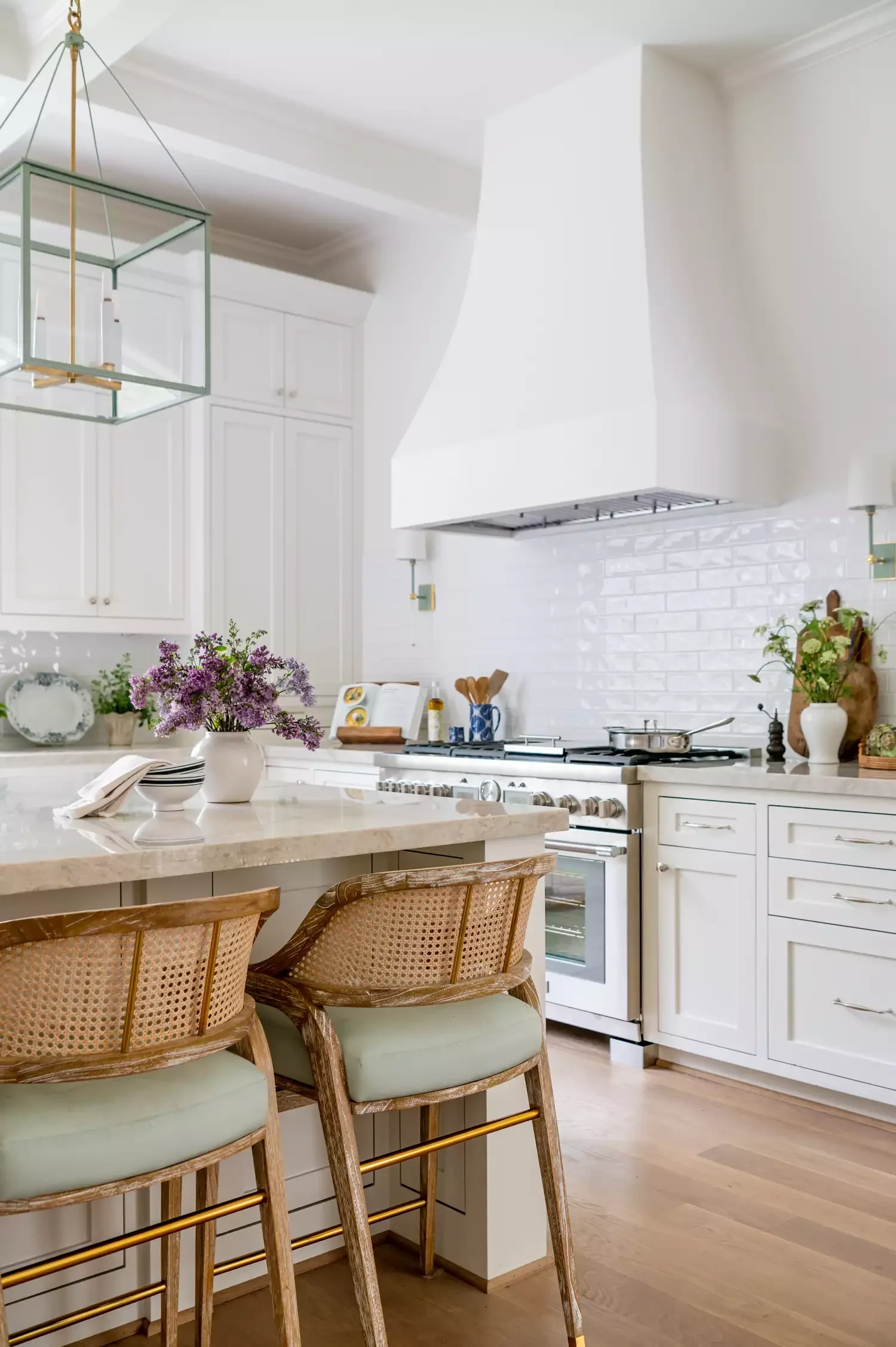 37 Timeless Traditional Kitchen Designs That Create the Perfect Cozy Home 24 Warm Wood Tones