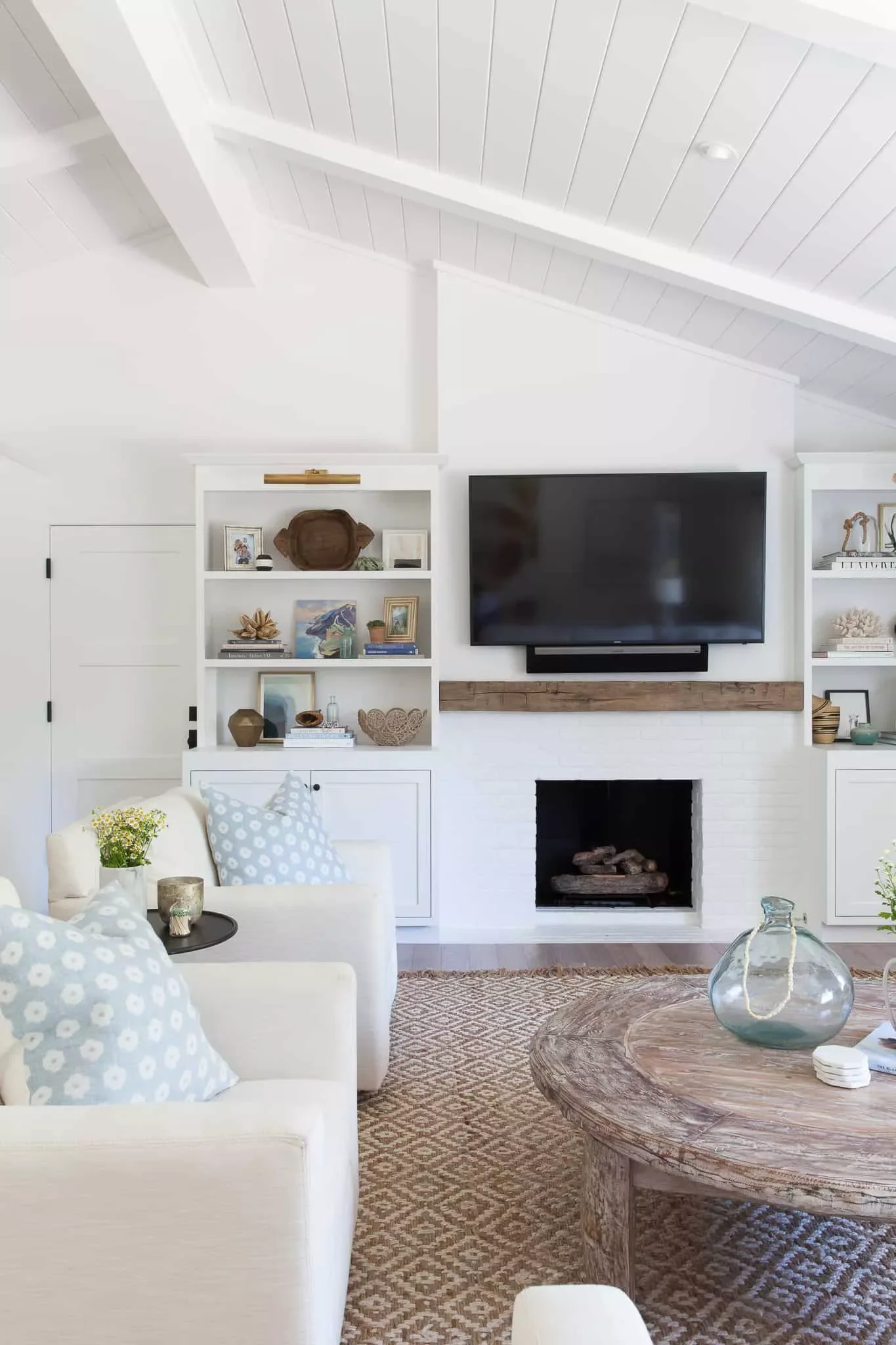 32 Coastal Living Room Ideas That Bring Ocean Vibes Home 19 Weathered Wood