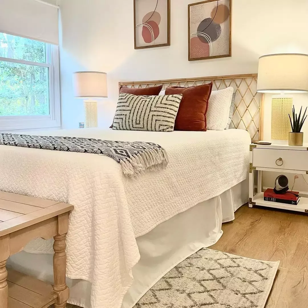 30 Cozy Bedding Ideas to Transform Your Bedroom Into a Dreamy Retreat 18 Weave in Color Accents