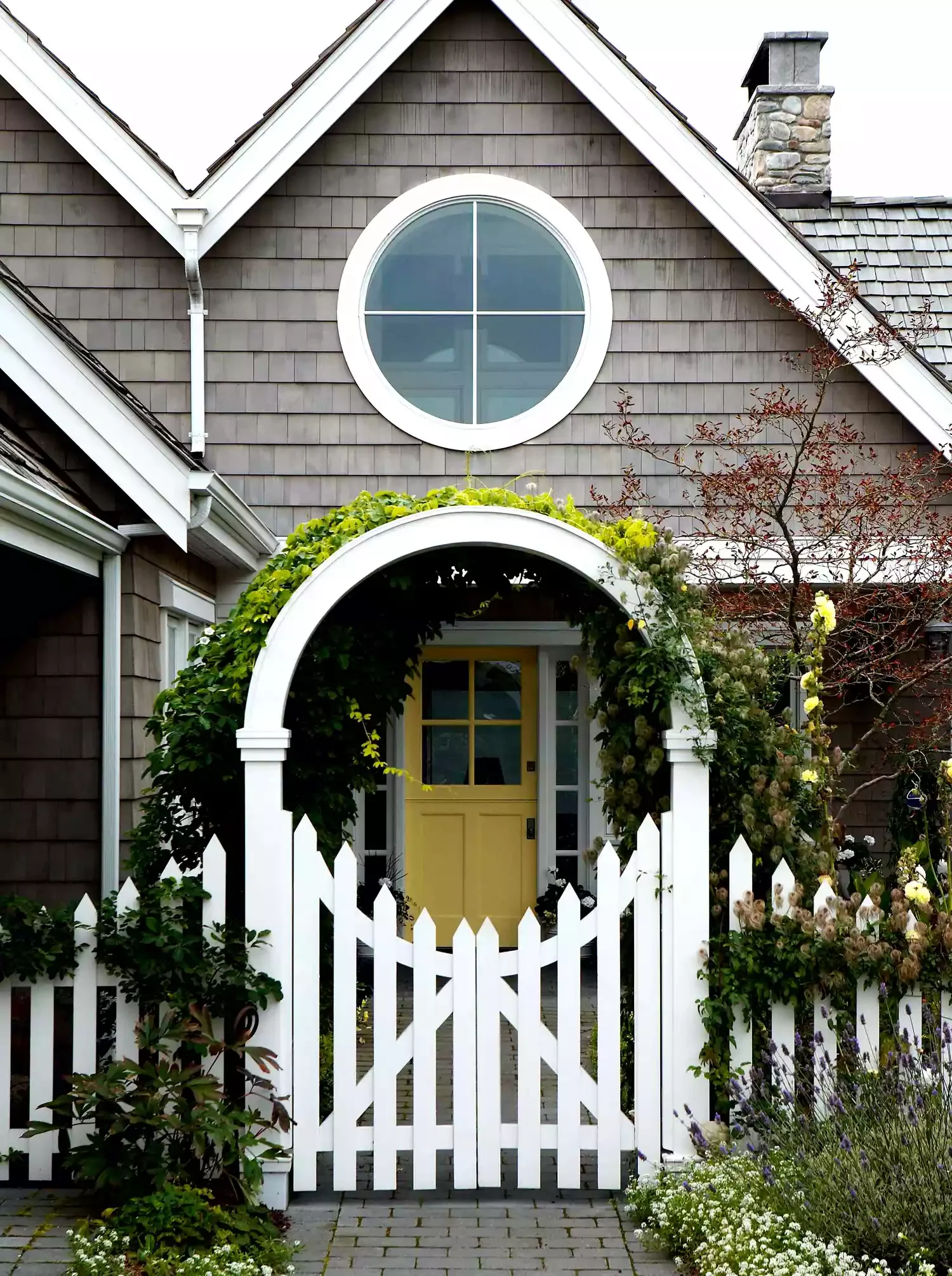 14 Affordable Picket Fence Ideas to Create Classic Charm and Enhanced Privacy in Your Outdoor Space Weave in Greenery