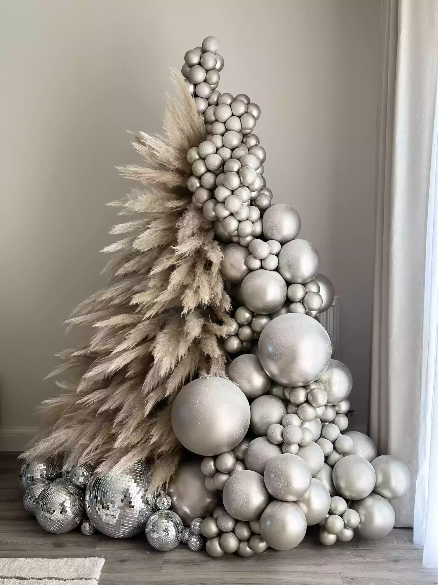 19 Stunning Pampas Grass Christmas Tree Ideas for Your Boho Holiday Style 19 Weave in a Balloon Garland