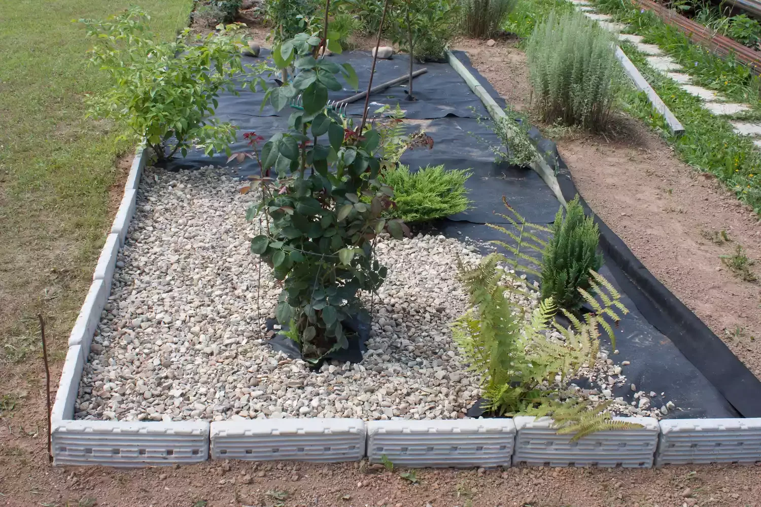 24 Creative River Rock Ideas to Transform Your Outdoor Space Weed-Free Flower Beds