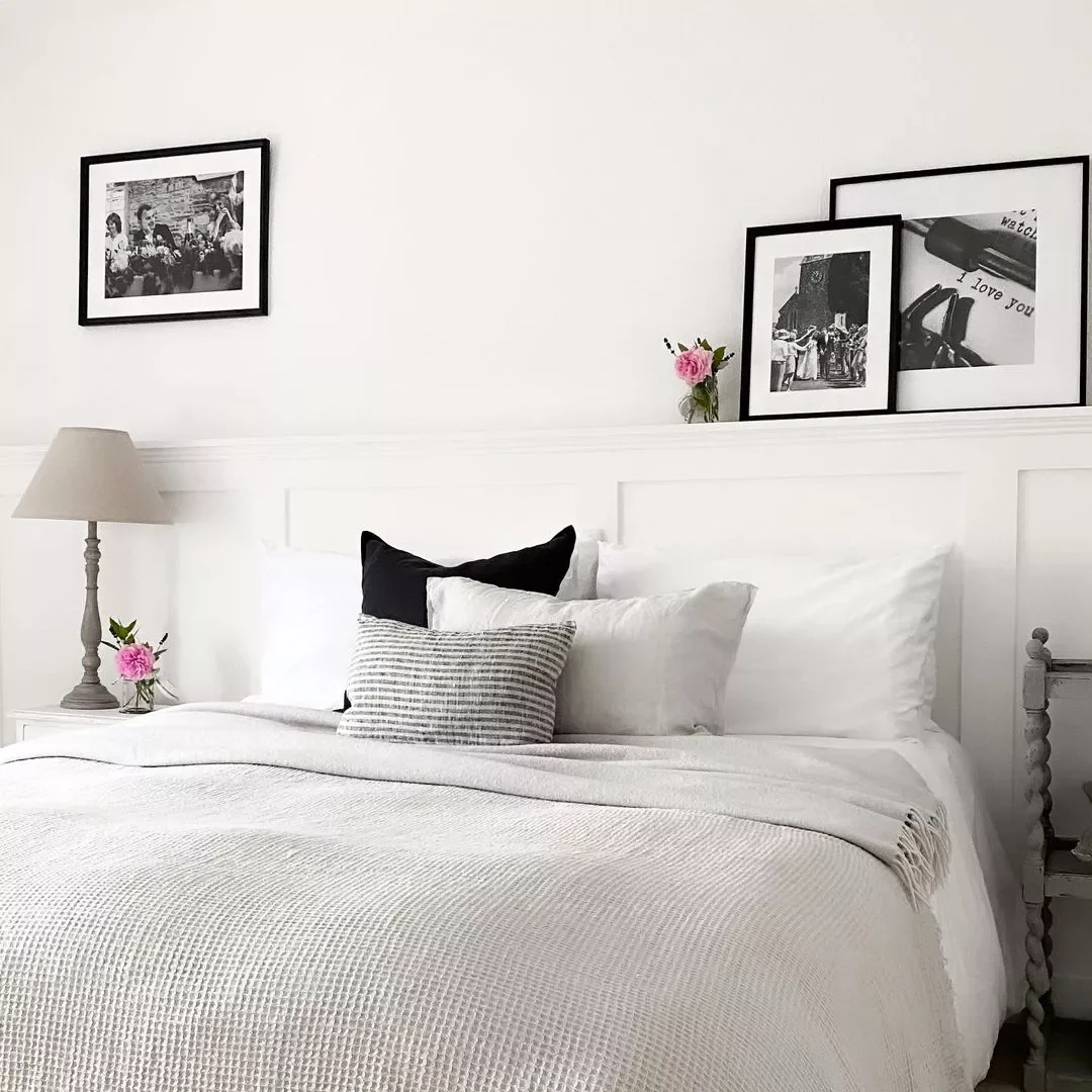 40 White Bedroom Ideas That Will Transform Your Space Into a Stunning Retreat 23 White Bedroom With Gallery Wall