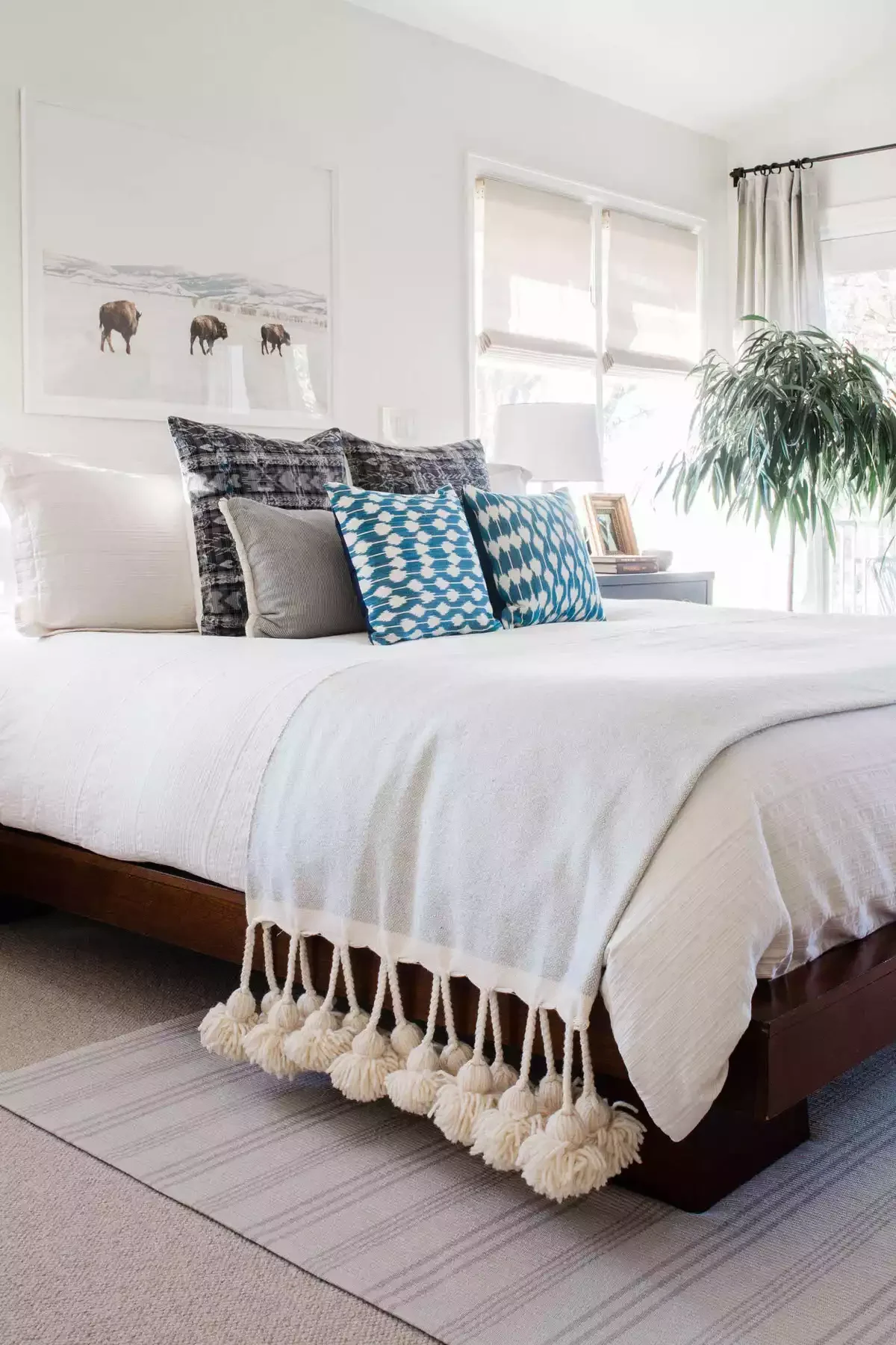 40 White Bedroom Ideas That Will Transform Your Space Into a Stunning Retreat 32 White Bedroom With Large Art