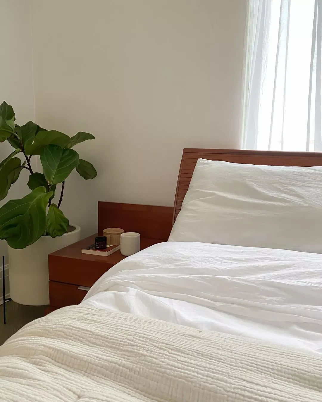 40 White Bedroom Ideas That Will Transform Your Space Into a Stunning Retreat 18 White Bedroom With Organized Nightstand
