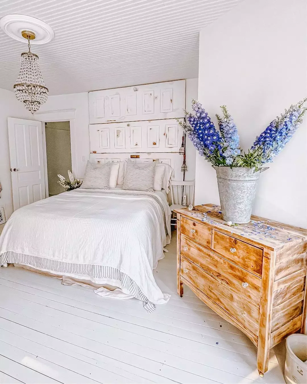 40 White Bedroom Ideas That Will Transform Your Space Into a Stunning Retreat 27 White Bedroom With Planked Ceiling