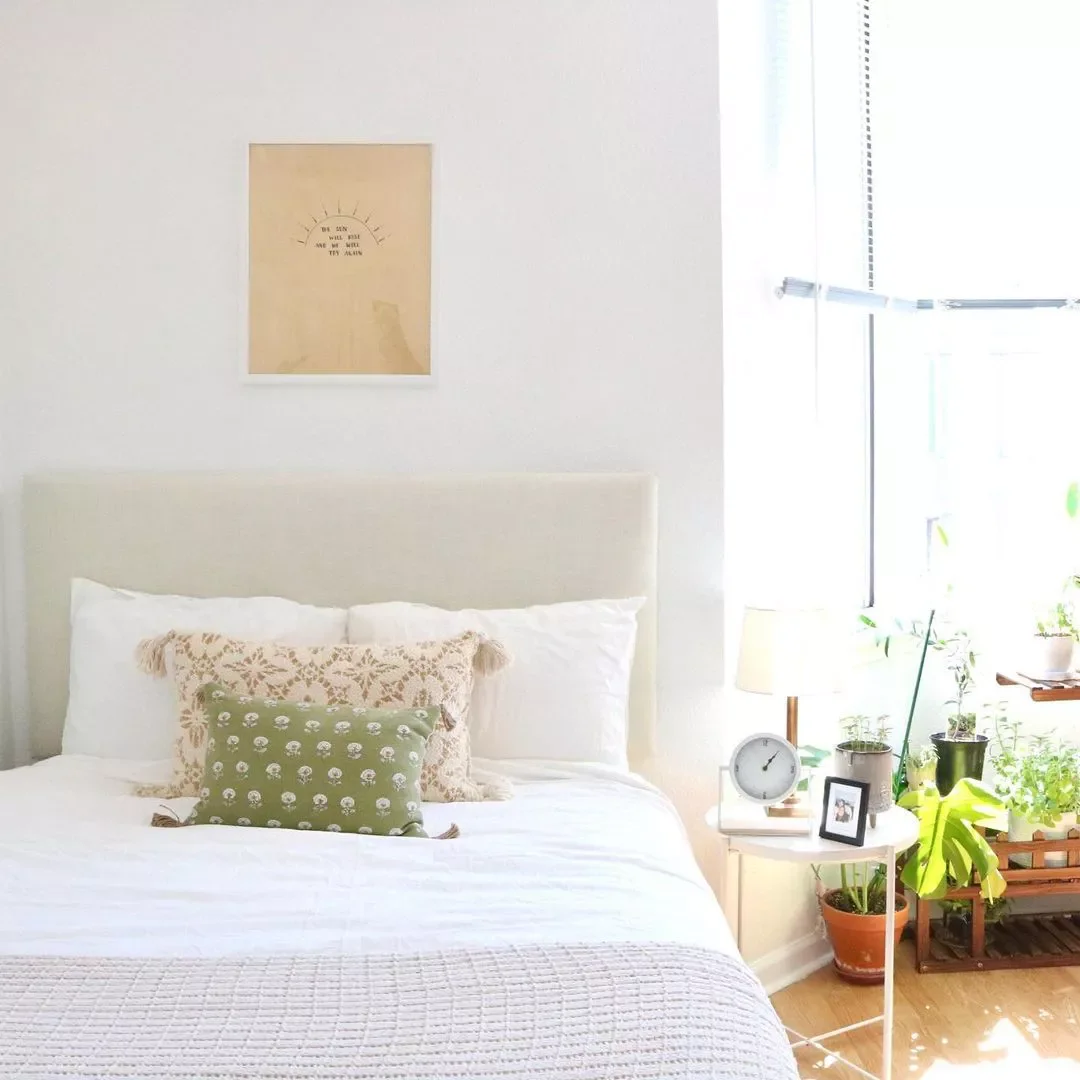 40 White Bedroom Ideas That Will Transform Your Space Into a Stunning Retreat 22 White Bedroom With Poppy Pillows