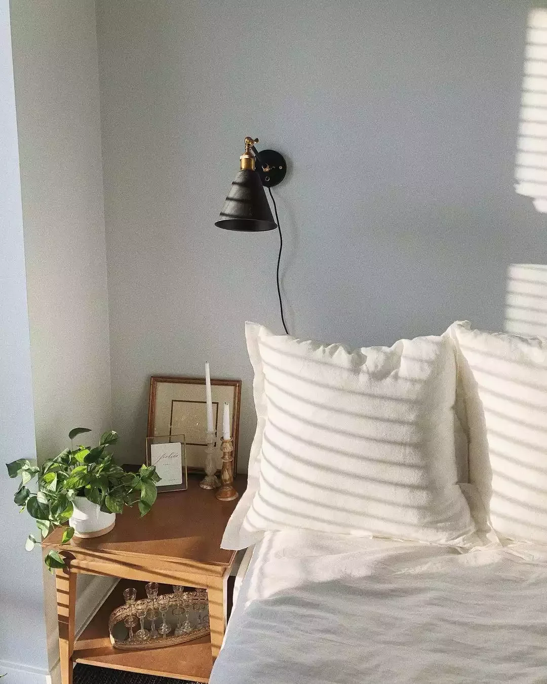 40 White Bedroom Ideas That Will Transform Your Space Into a Stunning Retreat 19 White Bedroom With Renter-Friendly Sconces