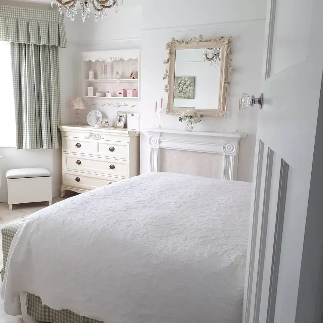 40 White Bedroom Ideas That Will Transform Your Space Into a Stunning Retreat 6 White Bedroom With Textured Bedding