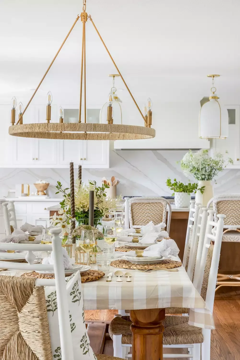 34 Stunning Tablescape Ideas to Transform Your Dining Experience All Year Long White + Beige Tablescape