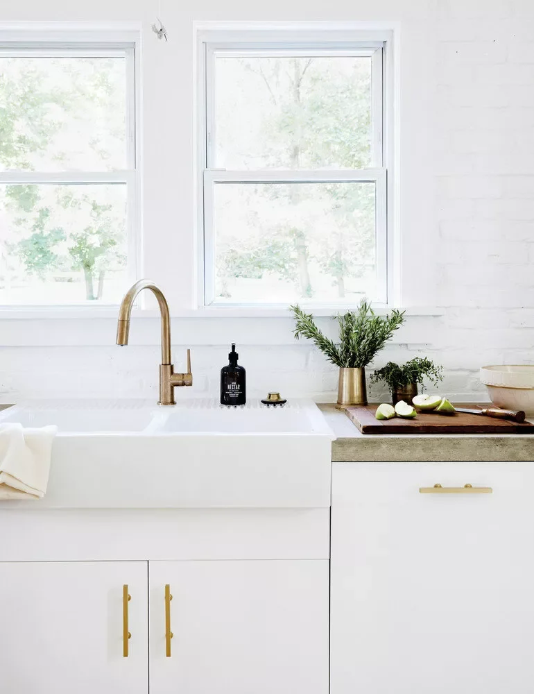 39 Beautiful Farmhouse Kitchen Backsplash Ideas to Transform Your Space 4 White Brick Backsplash