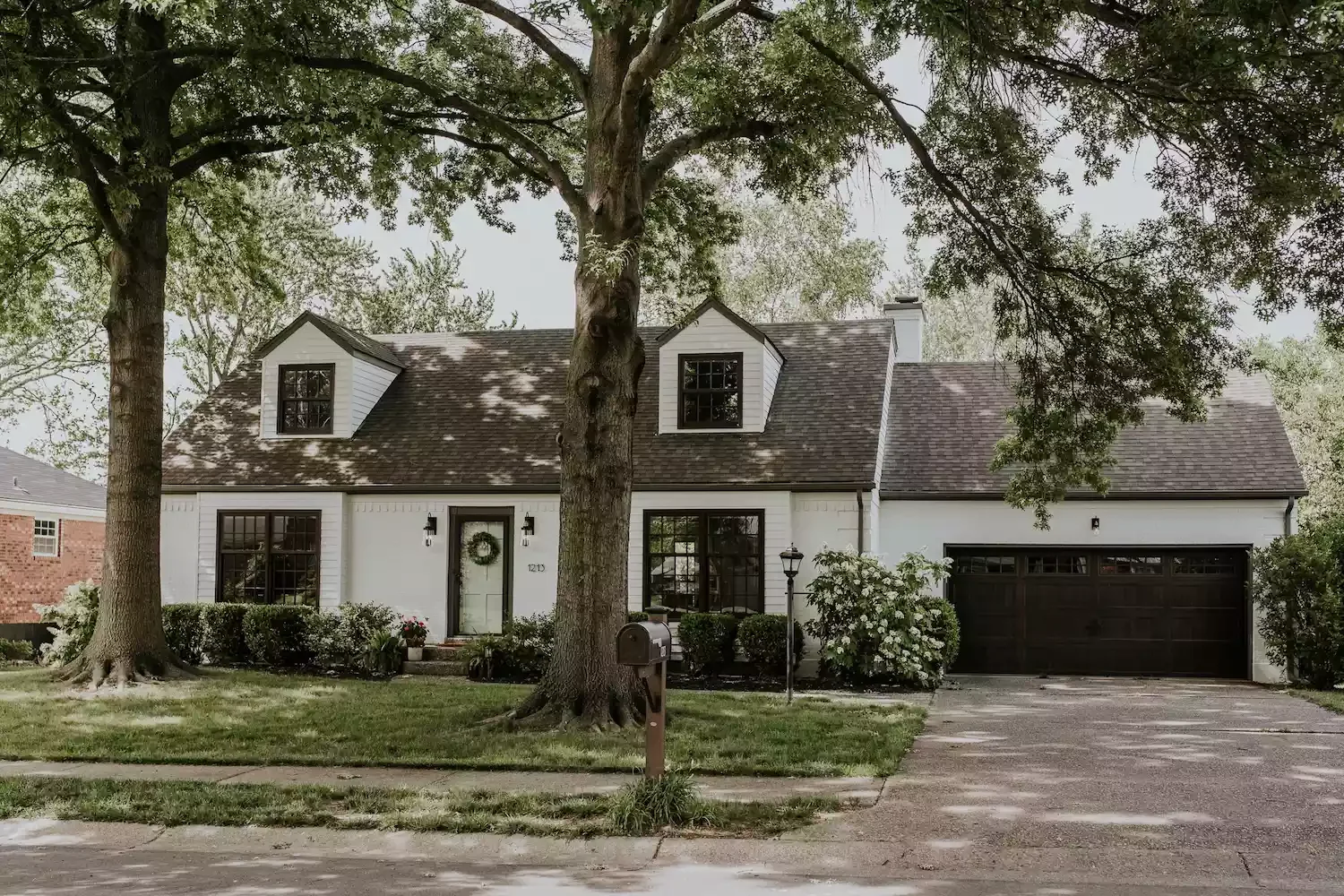 18 Stunning White Brick House Ideas to Transform Your Home's Exterior 3 White Brick Cape Cod House