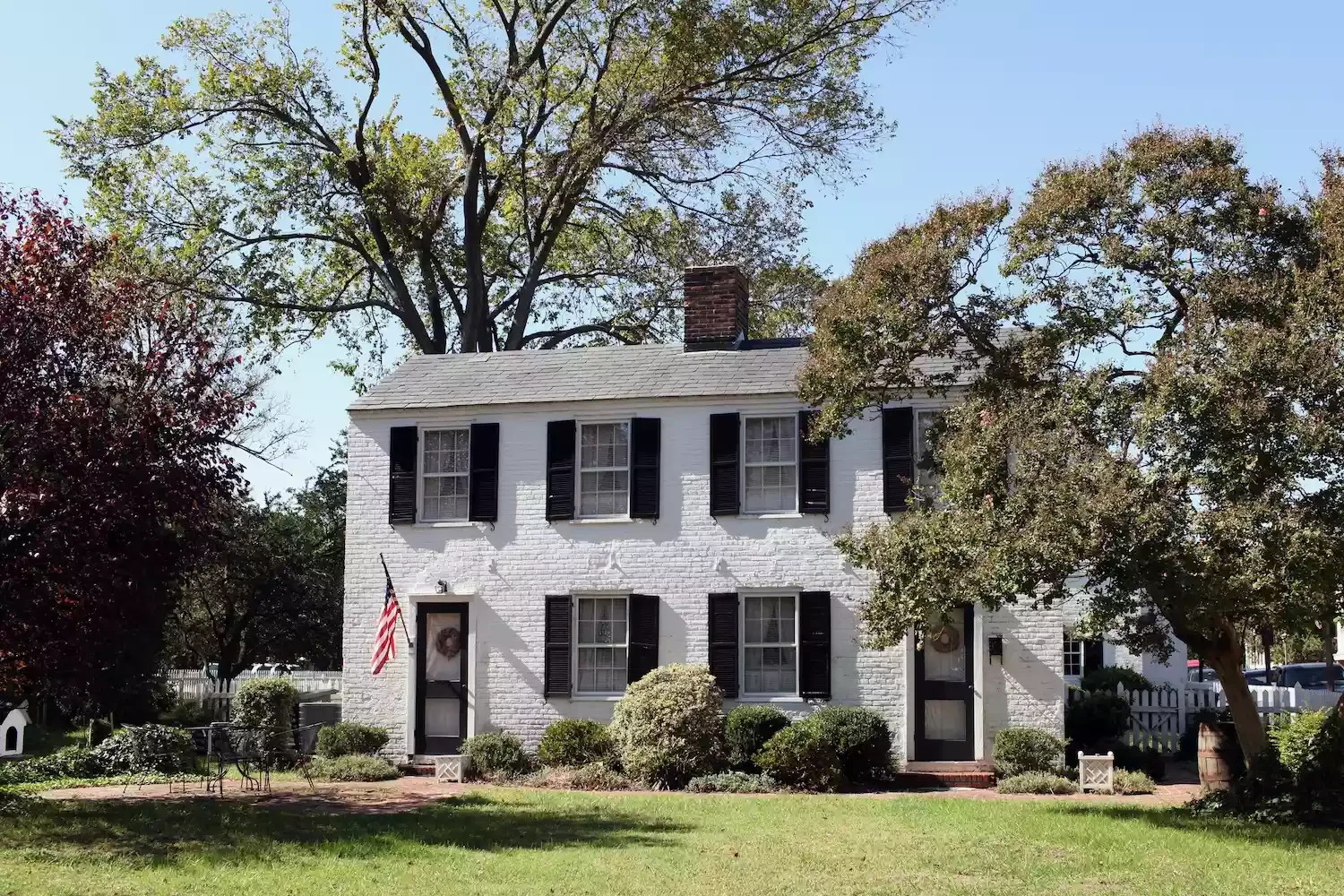18 Stunning White Brick House Ideas to Transform Your Home's Exterior 12 White Brick Colonial