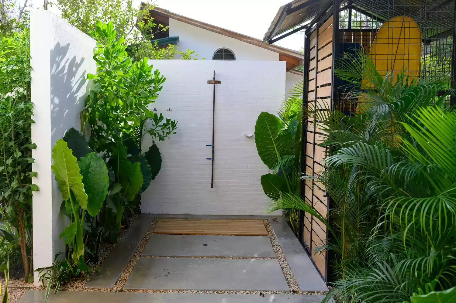 34 Stunning Outdoor Shower Ideas to Transform Your Backyard Oasis 19 White Brick Outdoor Shower