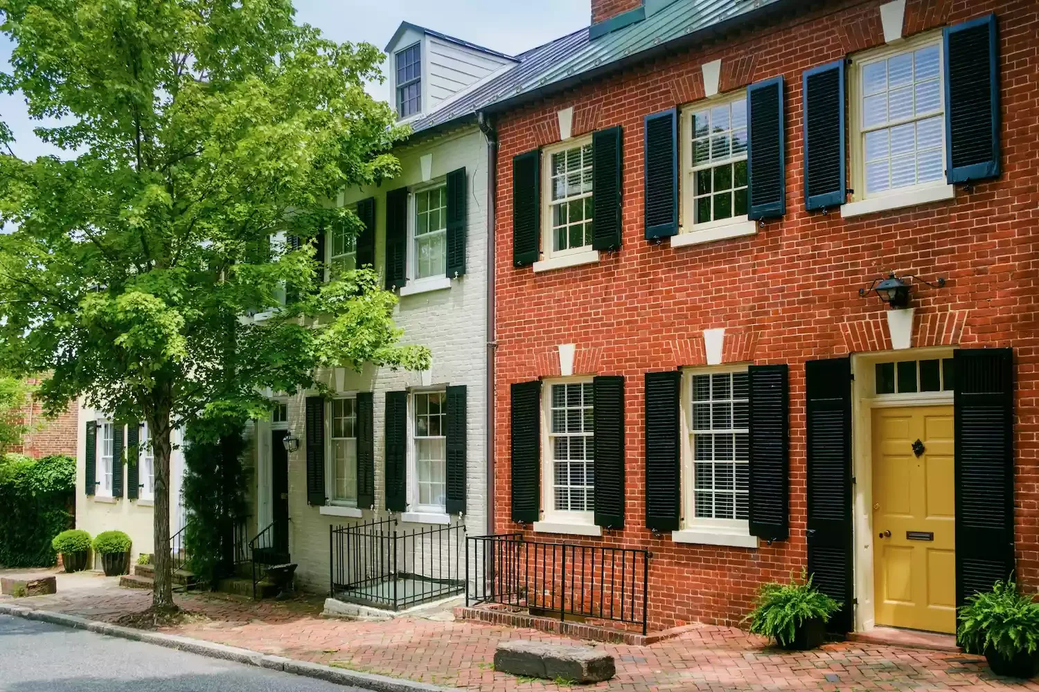 18 Stunning White Brick House Ideas to Transform Your Home's Exterior 2 White Brick Townhouse
