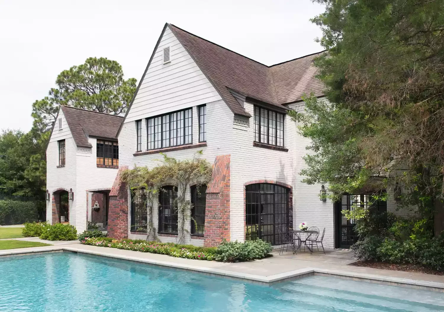 18 Stunning White Brick House Ideas to Transform Your Home's Exterior 4 White Brick and Siding