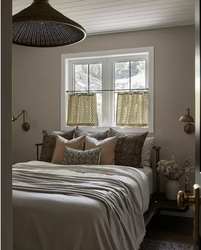 40 White Bedroom Ideas That Will Transform Your Space Into a Stunning Retreat 4 White Cottagecore Bedroom