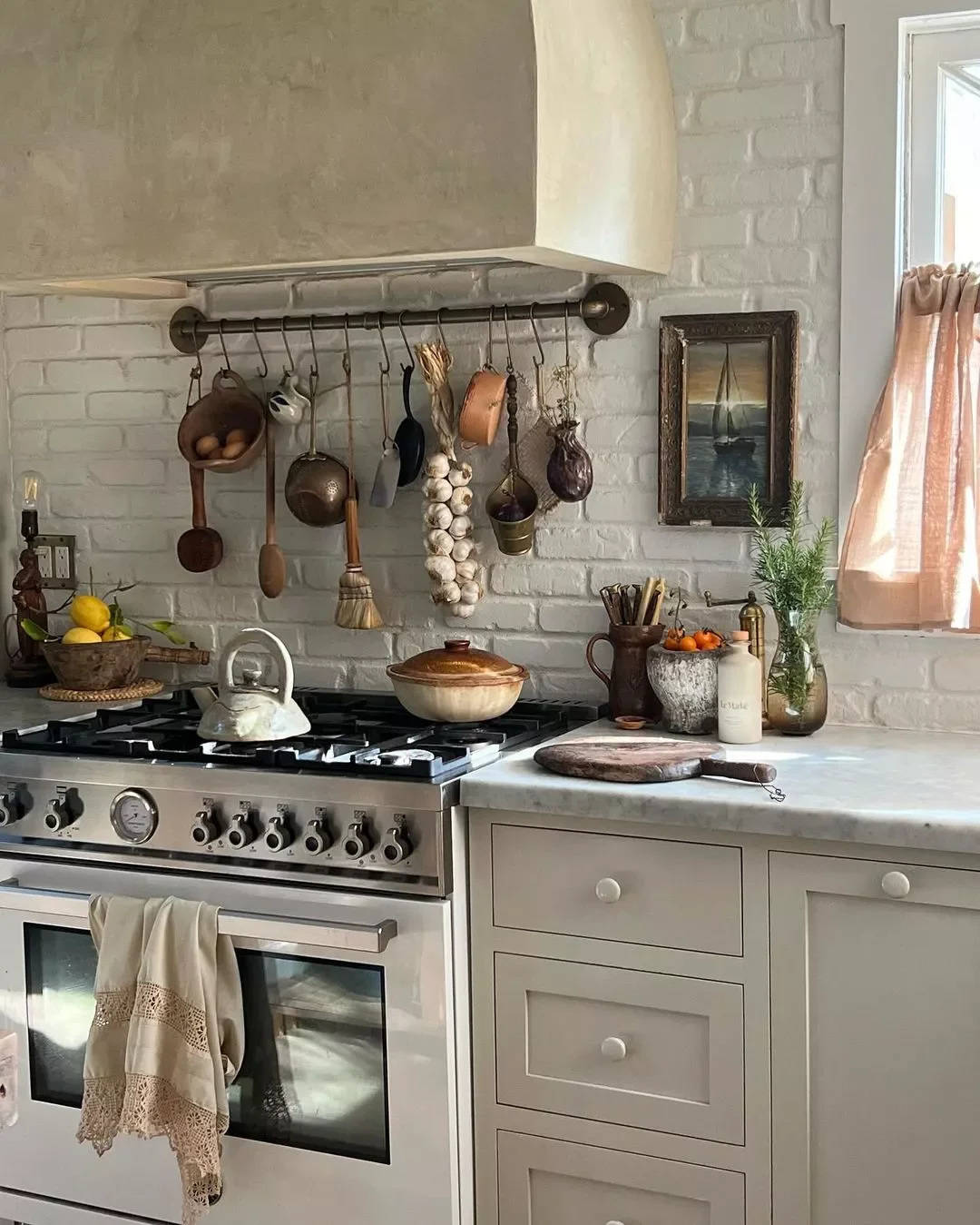68 Charming Farmhouse Kitchen Ideas That Never Go Out of Style White Exposed Brick Farmhouse Kitchen