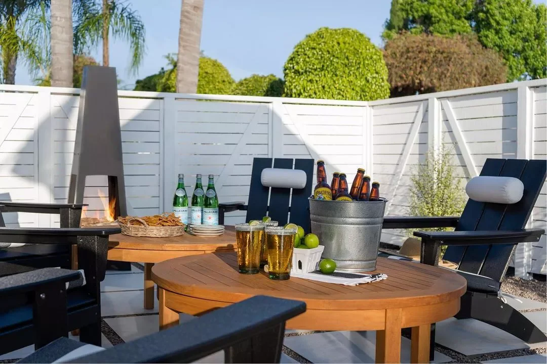 17 Stylish Horizontal Fence Designs That Will Transform Your Outdoor Privacy White Horizontal Fence