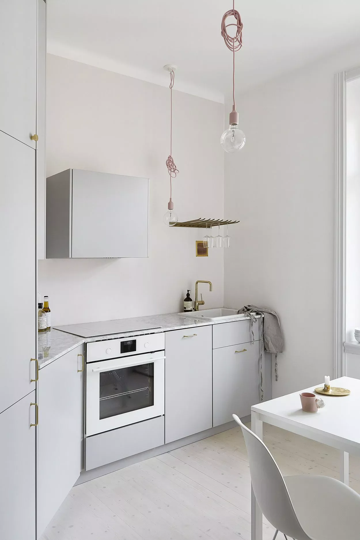 31 Stunning Kitchen Flooring Ideas That Combine Style with Practicality 21 White Oak Kitchen Floors