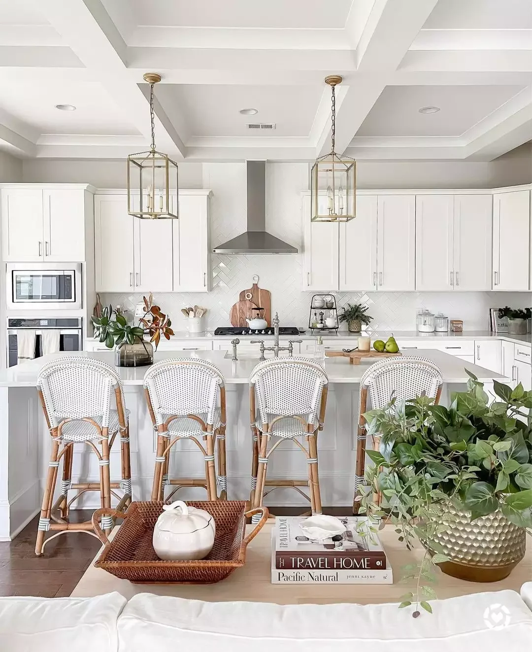 24 Subtle Fall Kitchen Decorating Ideas That Bring Perfect Autumn Warmth 11 White-Out Decor