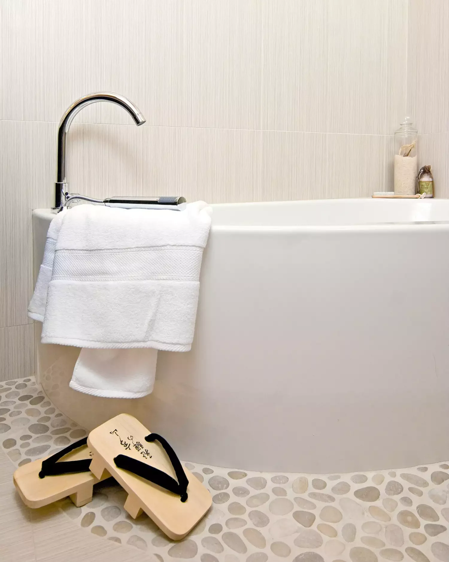 33 Japandi Bathroom Ideas for Ultimate Zen Transformation White Pebble Floor