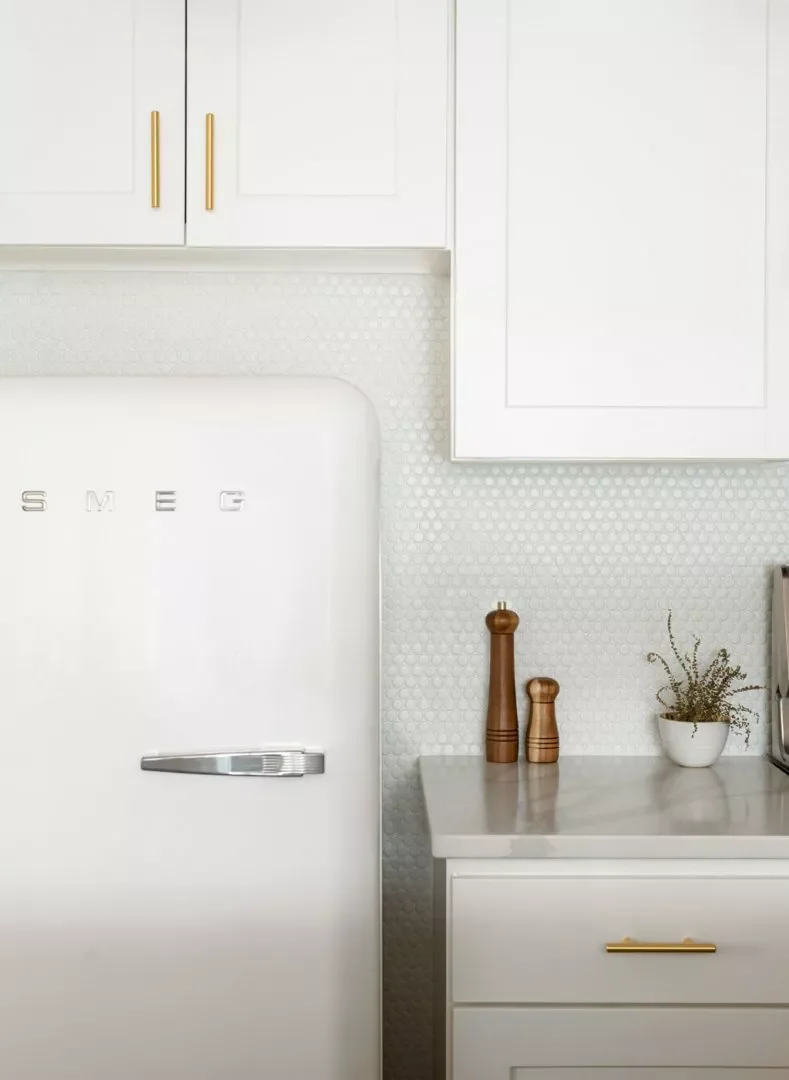 37 White Backsplash Ideas That Transform Any Kitchen Style White Penny Tile Backsplash