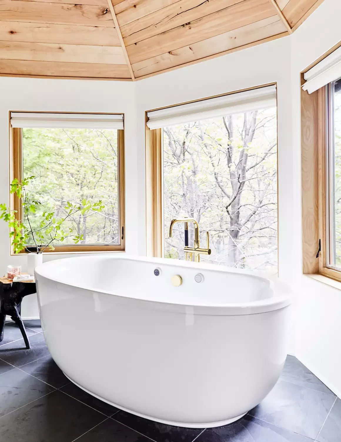 22 Creative Bay Window Dressing Ideas That Will Transform Your Space 21 White Roller Shades