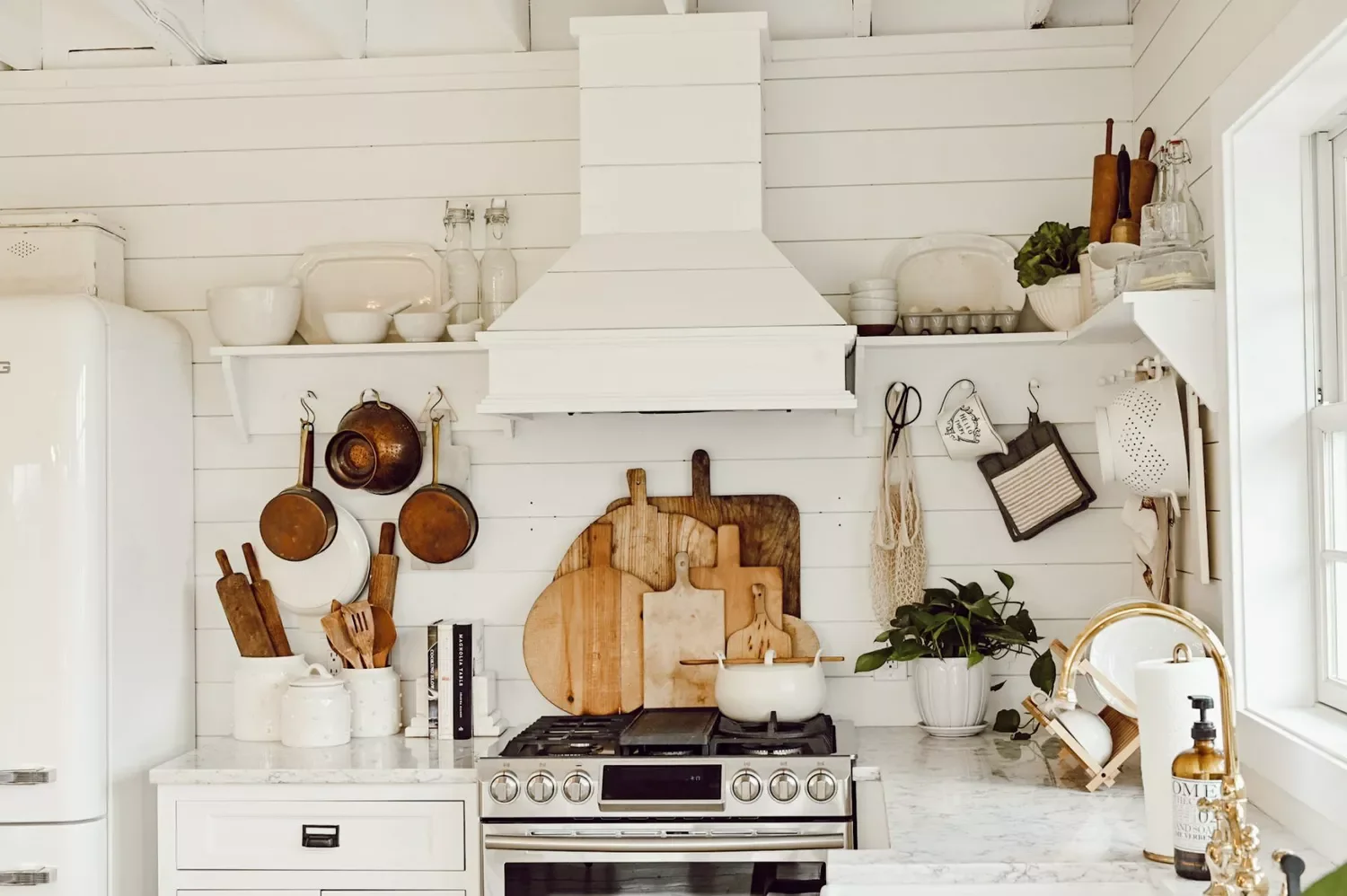 39 Beautiful Farmhouse Kitchen Backsplash Ideas to Transform Your Space 13 White Shiplap Backsplash